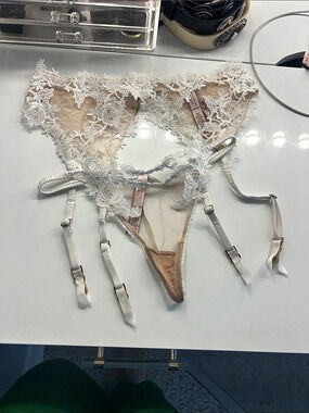 Victoria's Secret Dream Angels V-String with Garter Straps Floral Lace Set in